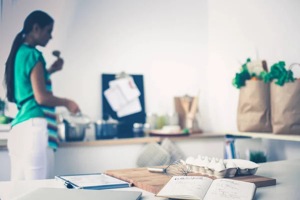 Vrouw bakt taarten in de keuken. — Stockfoto