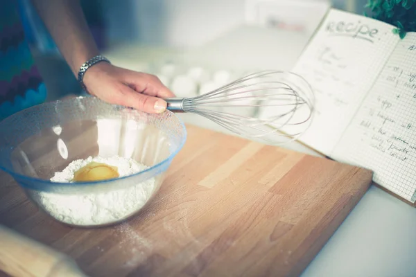 Kvinde laver kager i køkkenet - Stock-foto