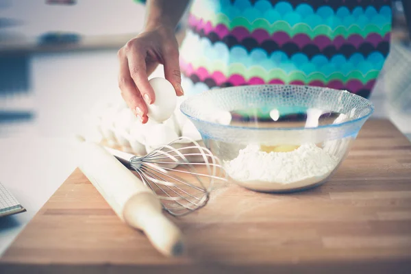 Femme fait des gâteaux dans la cuisine — Photo