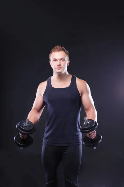 Bonito homem musculoso trabalhando com halteres — Fotografia de Stock