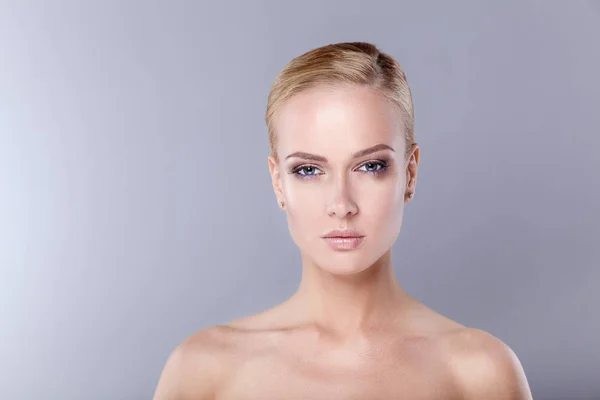 La beauté. Portrait d'une jeune femme sur fond blanc — Photo