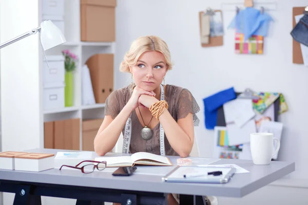 Junge Modedesignerin arbeitet im Atelier. — Stockfoto