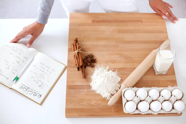 Vrouw maakt kerstkoekjes in de keuken — Stockfoto