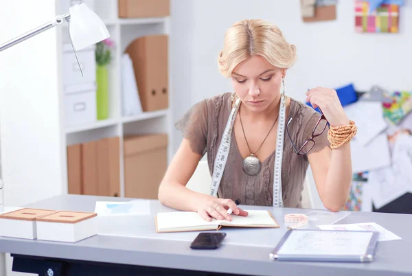 Junge Modedesignerin arbeitet im Atelier. — Stockfoto