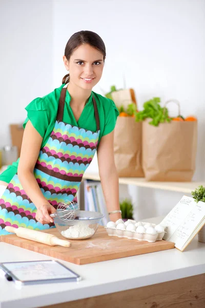 Kadın mutfakta pasta yapıyor. — Stok fotoğraf