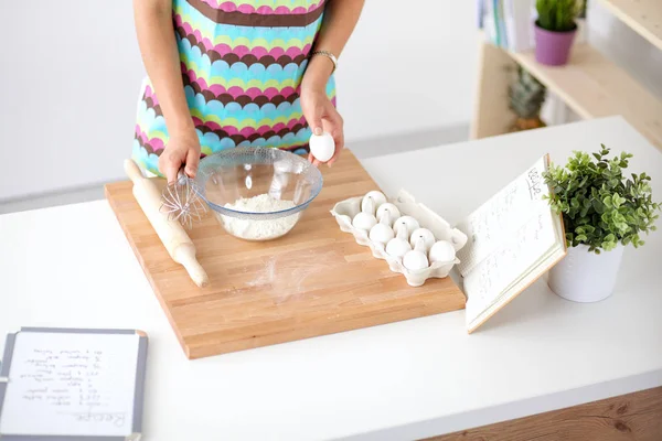 Mujer está haciendo pasteles en la cocina —  Fotos de Stock