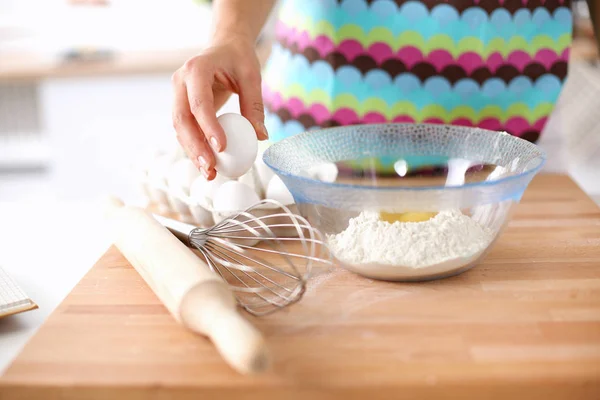 Mujer está haciendo pasteles en la cocina —  Fotos de Stock