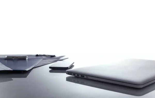 Laptop med stapel av mappar på bordet på vit bakgrund — Stockfoto