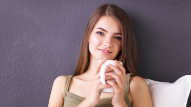 katta oturan ve içme güzel kadın