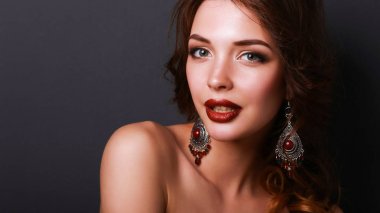 Takı ile genç güzel kadın portresi