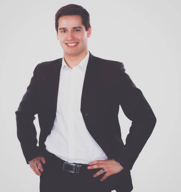 Beyaz arka planda izole edilmiş genç bir adamın portresi