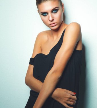 Beyaz arka plan üzerinde izole, güzel bir kadın