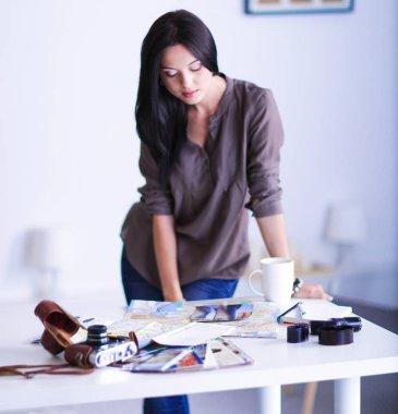 nő ül a kanapén házában a kamera