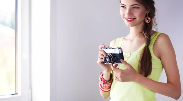 Portret van een jonge mooie fotografe aan tafel — Stockfoto