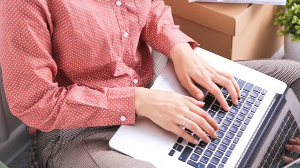 Femme d'affaires mains occupées à utiliser un ordinateur portable au bureau — Photo