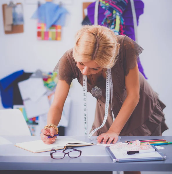 Jovem designer de moda moderna trabalhando no estúdio. — Fotografia de Stock