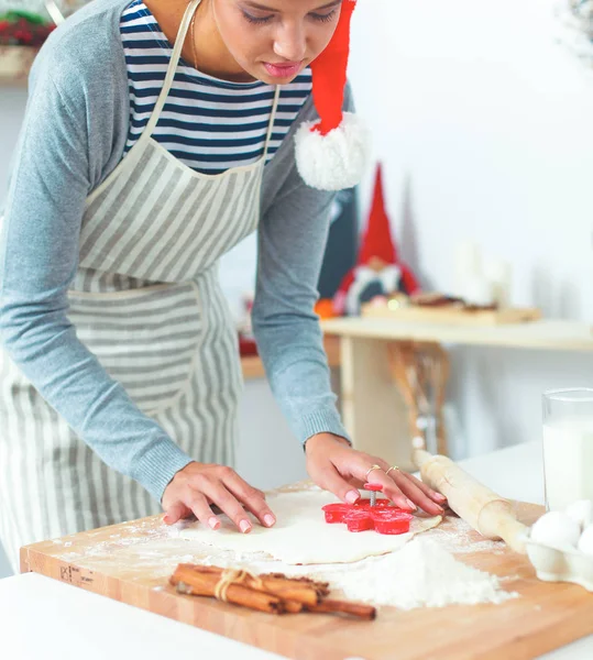 Karácsonyi sütit készítő nő a konyhában — Stock Fotó