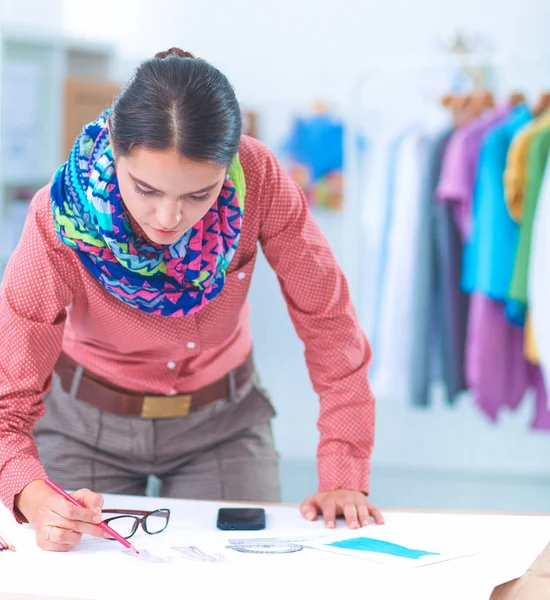 Moderne junge Modedesignerin arbeitet im Atelier. — Stockfoto