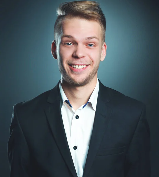 Retrato del joven sonriendo aislado sobre fondo gris —  Fotos de Stock