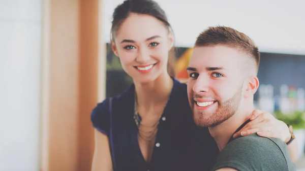 Hermosa pareja joven se divierte en la cocina en casa —  Fotos de Stock