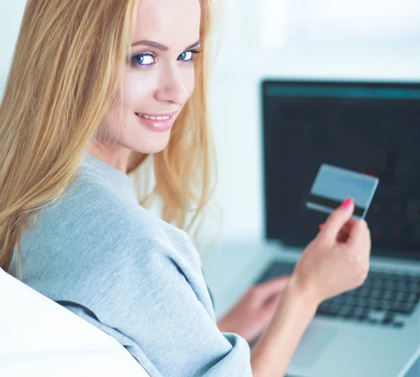 Donna che acquista online con carta di credito e computer. — Foto Stock