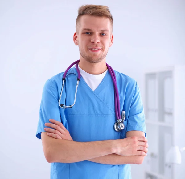 Lekarz ze stetoskopem stojącym, skrzyżowane ramiona, odizolowany na białym tle — Zdjęcie stockowe