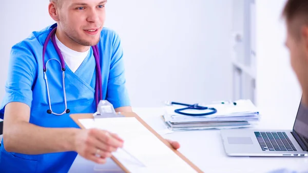Ärztin gibt Patientendossier mit Papier in ihrem Büro, isoliert — Stockfoto