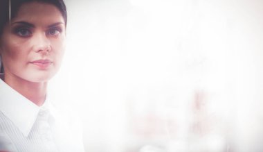 Genç kadın beyaz boşaltmak ile beyaz tahta üzerinde çizim. Genç kadın