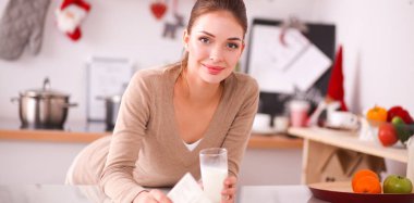 mutlu genç kadın mutfakta sağlıklı kahvaltı