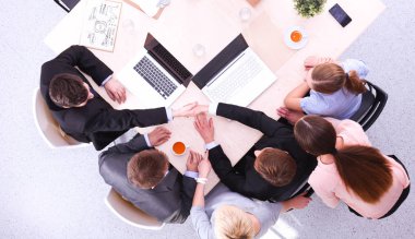 İş tokalaşması. İş adamları el sıkışıyor, toplantıyı bitiriyor.