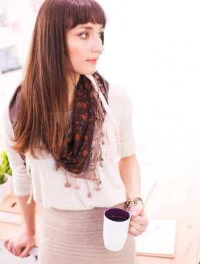 Kahve tutan Closeup genç kadın. Genç kadın