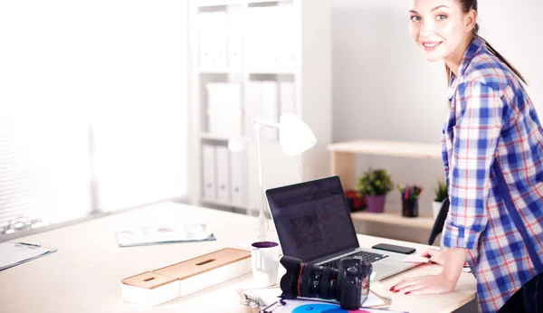 Fotograf de sex feminin stând pe birou cu laptop. Femeie fotograf — Fotografie, imagine de stoc