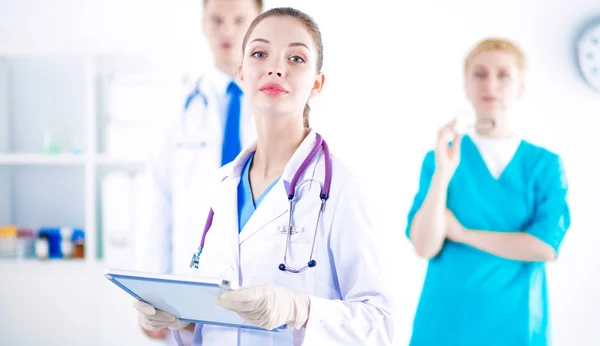 Женщина-врач стоит с папкой в больнице. Женщина-врач — стоковое фото