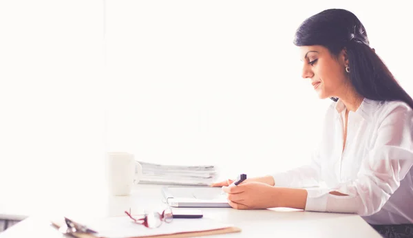 Vrouw met documenten op het bureau — Stockfoto