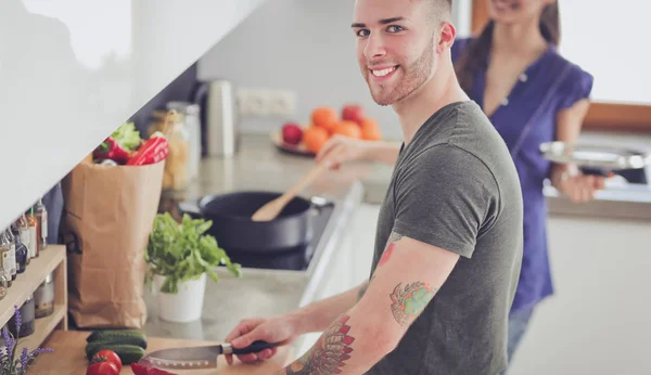 Paar koken samen in hun keuken thuis — Stockfoto