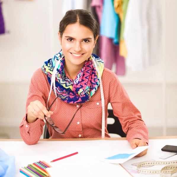 Jovem designer de moda moderna trabalhando no estúdio. — Fotografia de Stock