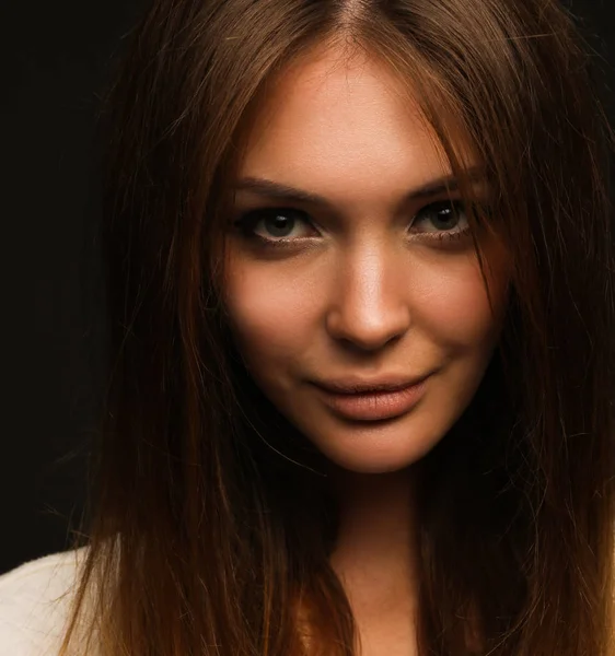 Retrato de una mujer hermosa, aislada sobre fondo negro — Foto de Stock