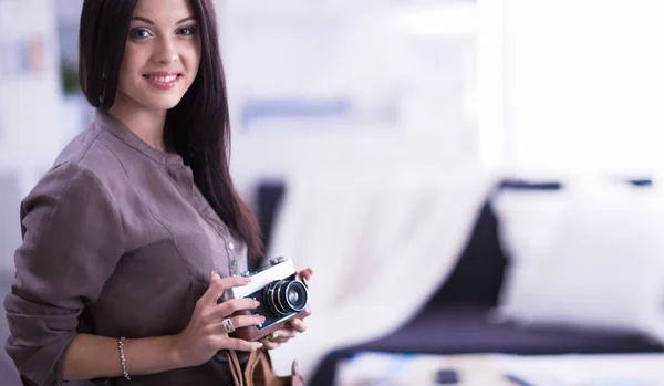 Mujer es una fotógrafa profesional con cámara —  Fotos de Stock