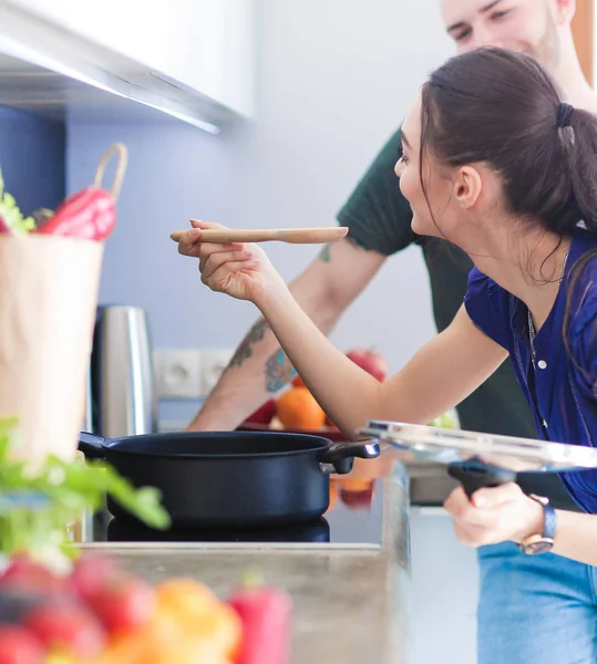 Pareja cocinando juntos en su cocina en casa —  Fotos de Stock
