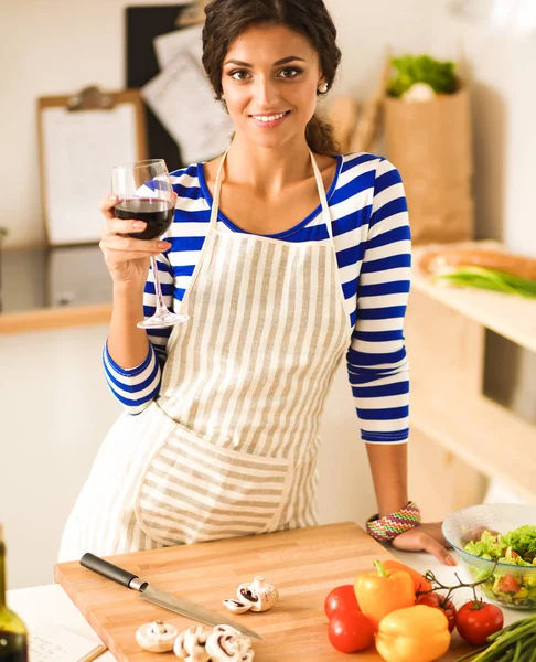 Mujer atractiva preparando comida en la cocina — Foto de Stock