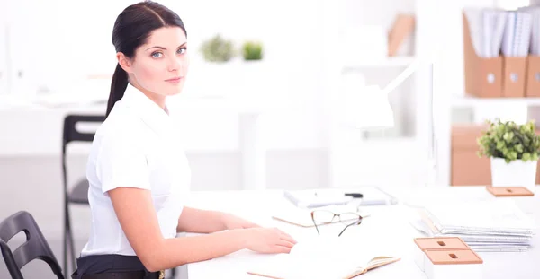 Empresária atraente sentada no escritório, isolada — Fotografia de Stock