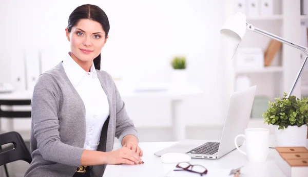 Retrato de una mujer de negocios sentada en el escritorio con portátil — Foto de Stock