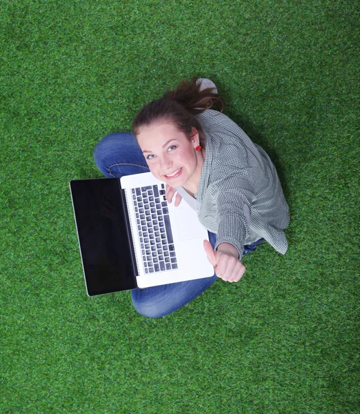 Jonge vrouw op het gras in het park of tuin. jonge vrouw — Stockfoto