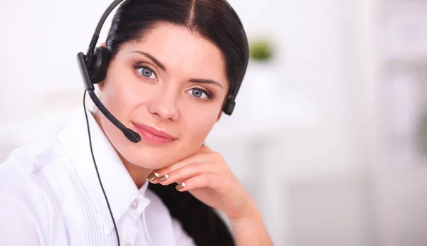 Portret van prachtige zakenvrouw werken bij haar bureau met hoofdtelefoon en laptop — Stockfoto