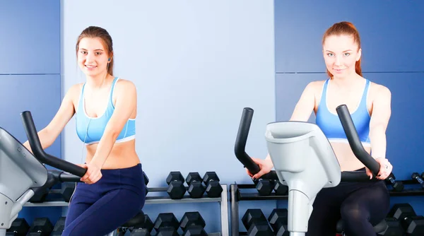 Group of people at the gym exercising on cross trainers. people at the gym — Stock Photo, Image