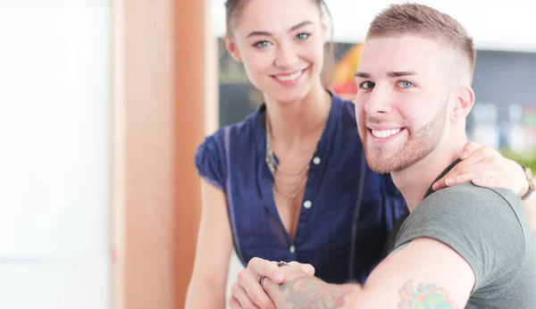 Belo jovem casal está se divertindo na cozinha em casa — Fotografia de Stock