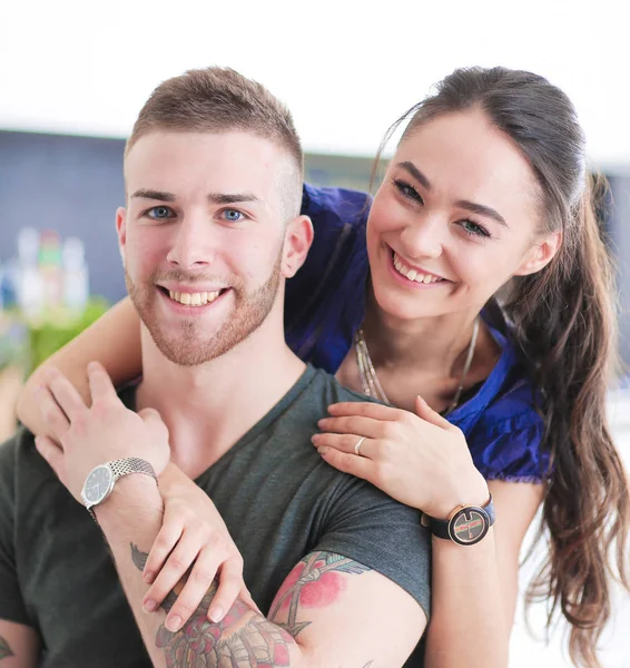 Belo jovem casal está se divertindo na cozinha em casa — Fotografia de Stock