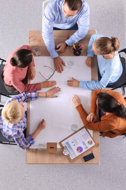 İş adamları toplantıda, ofiste oturup tartışıyorlar.