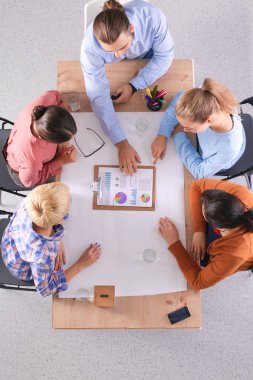 İş adamları toplantıda, ofiste oturup tartışıyorlar.
