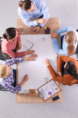 İş adamları toplantıda, ofiste oturup tartışıyorlar.